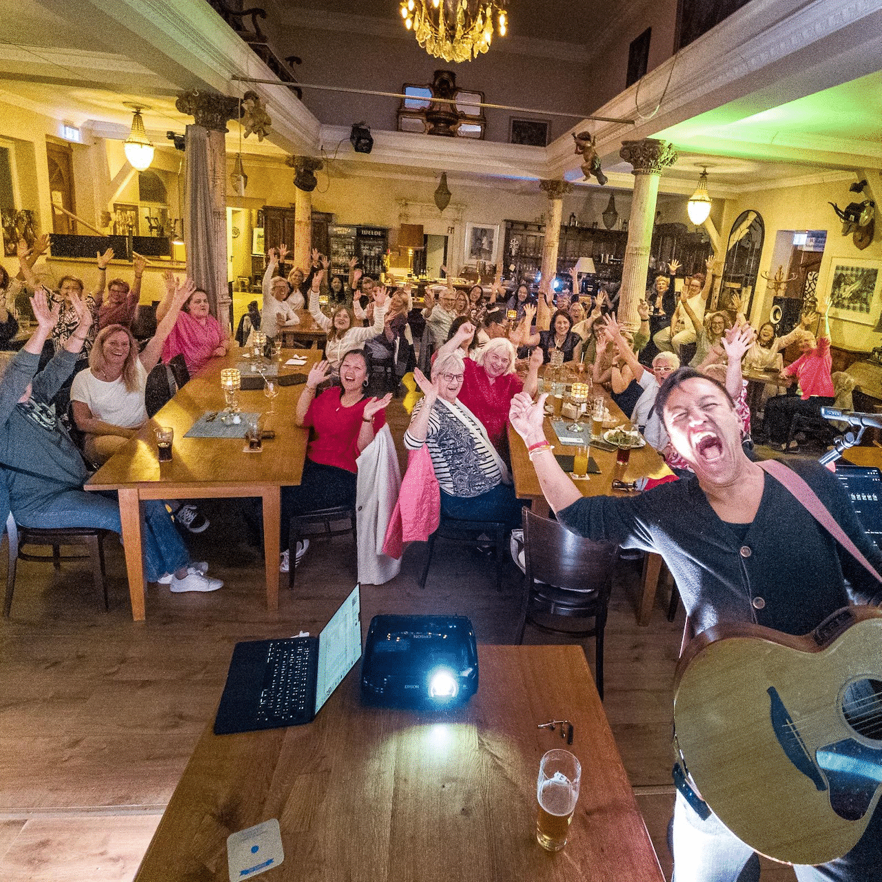 athi.rocks Kneipenchor mit singendem Publikum in einer Gaststätte
