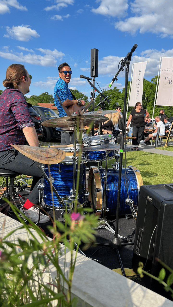 athi.rocks Partyduo live bei einem Open-Air-Auftritt