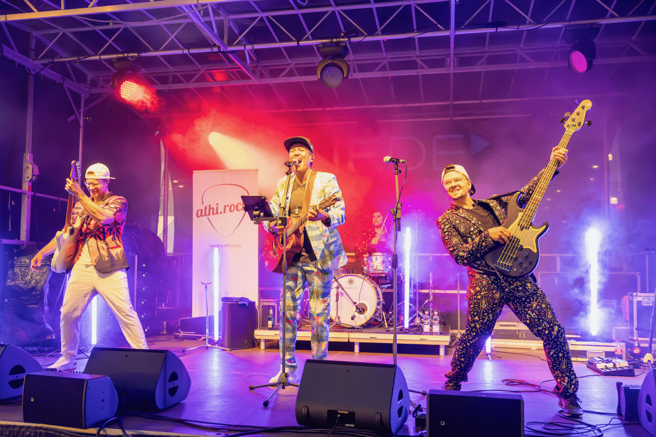 athi.rocks Partyquartett mit vier Musikern live auf einer Bühne